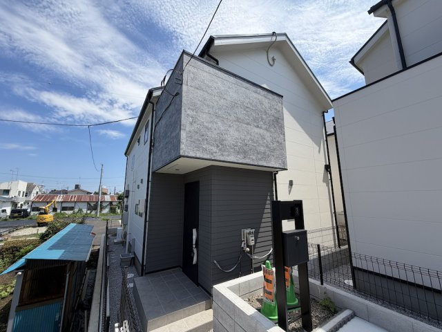 あきる野7期の外観|白とグレーのツートンカラーがお洒落な新築分譲住宅の外観写真です。
明るい日差しの中で、洗練されたデザインが目を引きます。