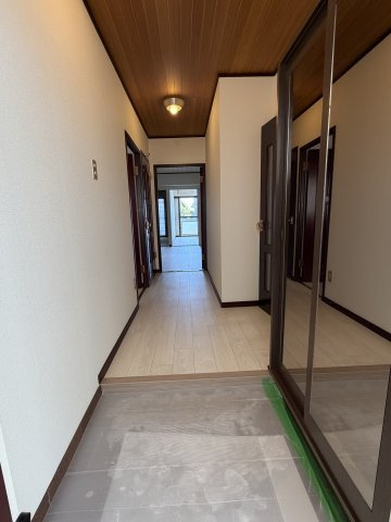 ビバリーハウス青谷壱番館の玄関|玄関から撮影した廊下部分です。