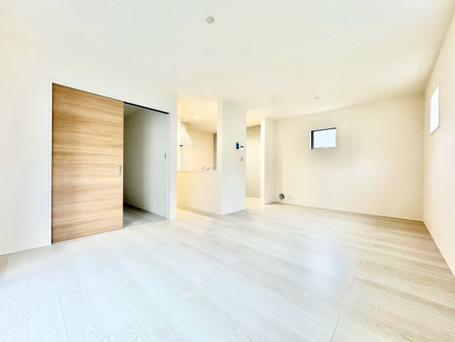 リーブルガーデン　瀬戸市松原町三丁目　全2棟の居間・リビング|家族が自然と集まる広々としたリビング。お子様の成長を見守りながら過ごせます。									
									