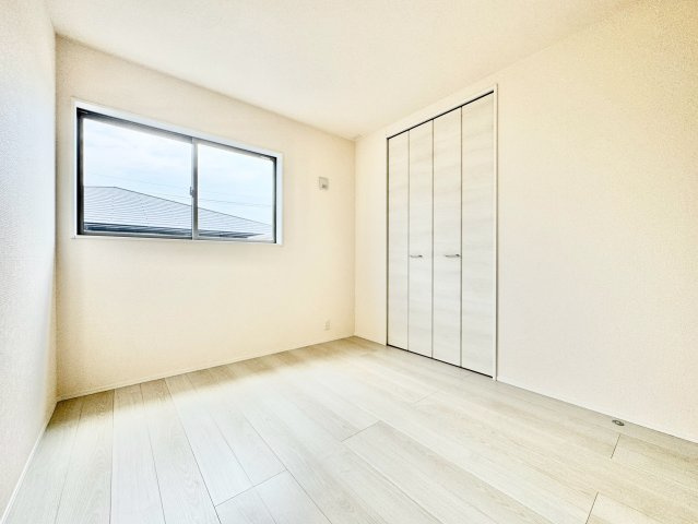 リーブルガーデン　瀬戸市松原町三丁目　全2棟の洋室|陽当りの良い洋室は、お子様の勉強部屋や家族の寝室としても使える、暮らしに合わせて活用できる空間です。									
									
