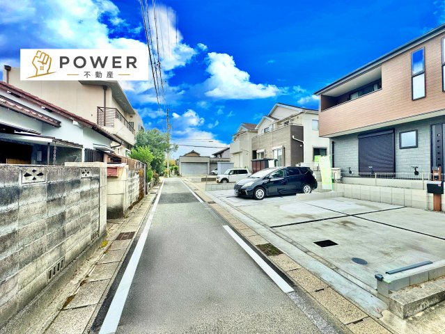 リーブルガーデン　瀬戸市松原町三丁目　全2棟の前面道路含む現地写真|十分な幅が確保されており、車の出し入れもスムーズ。お子様の送り迎えなど、日常の動作も快適に行えます。									
									