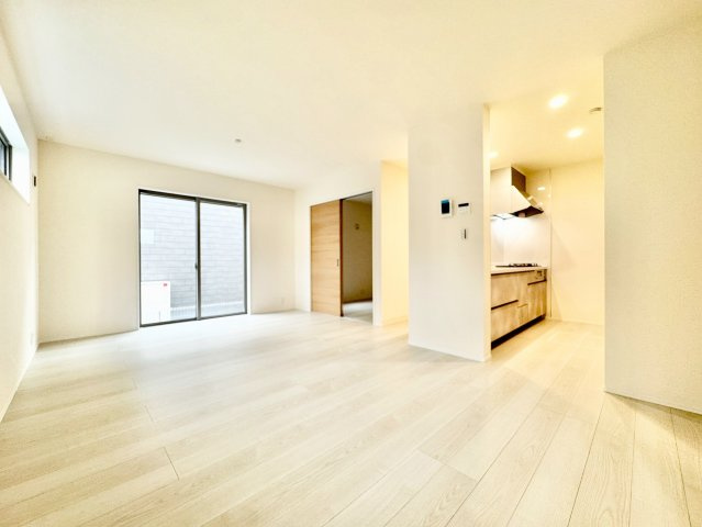 リーブルガーデン　瀬戸市松原町三丁目　全2棟の居間・リビング|家族が自然と集まる広々としたリビング。お子様の成長を見守りながら過ごせます。									
									