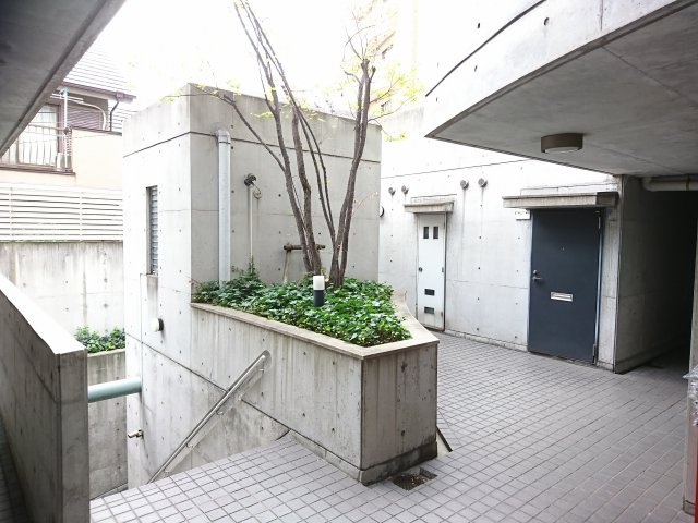 パンブロス６のエントランス|落ち着いた雰囲気の共用エントランスです。