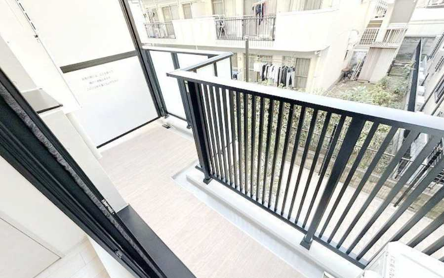 ブランシエスタ用賀　フリーレント　敷金礼金0　新築のバルコニー