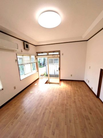 平賀戸建の洋室|１階洋室