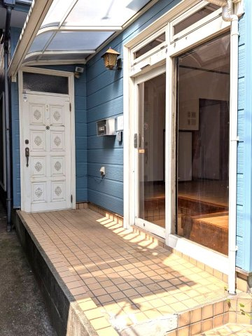 平賀戸建のエントランス