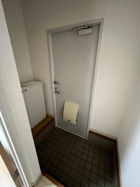JAメゾンしばまちB棟の玄関