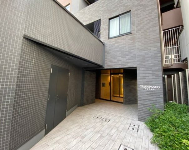 新宿区市谷甲良町の賃貸マンションのエントランス