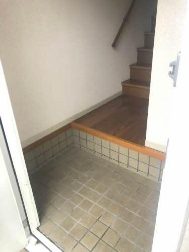 JAメゾンしばまちB棟の玄関