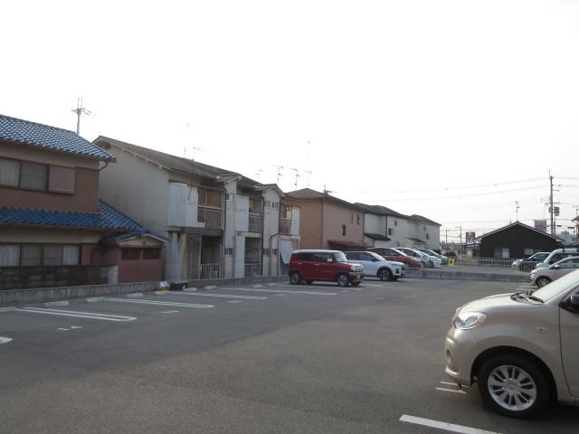 カーサアトリオSKの駐車場