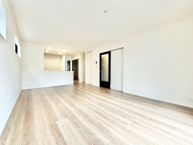 リーブルガーデン　瀬戸市今林町　全3棟の居間・リビング|家族が自然と集まる広々としたリビング。お子様の成長を見守りながら過ごせます。									
									