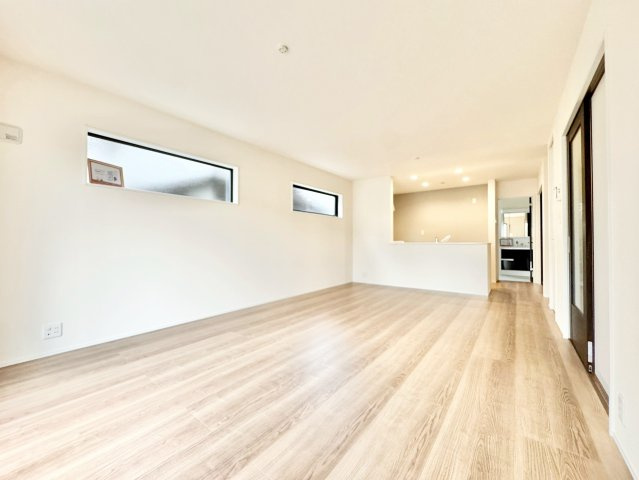 リーブルガーデン　瀬戸市今林町　全3棟の洋室|家族が自然と集まる広々としたリビング。お子様の成長を見守りながら過ごせます。									
									