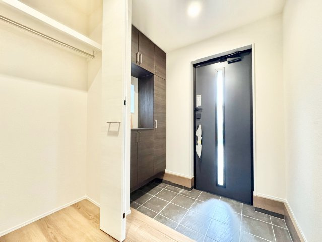 リーブルガーデン　瀬戸市今林町　全3棟の玄関|すっきり片付く玄関収納付き。お出かけ前のバタバタも解消し、気持ちよく一日をスタートできそうです。									
									