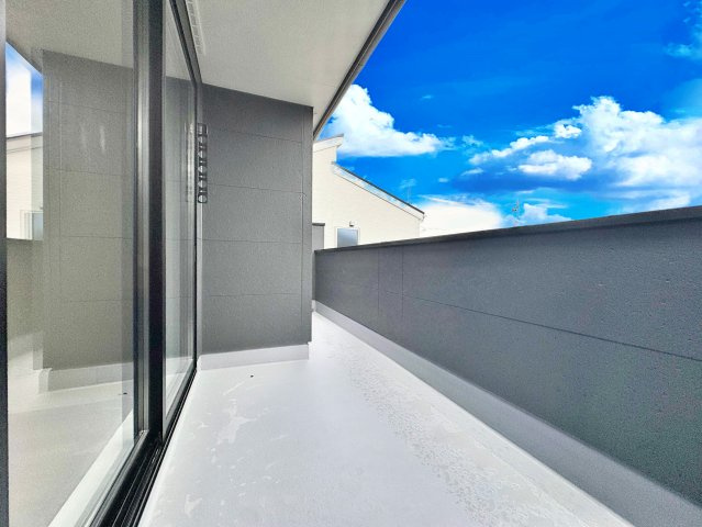 リーブルガーデン　瀬戸市今林町　全3棟のバルコニー|家族の洗濯物もまとめて干せる、広さと使いやすさを兼ね備えたバルコニー。家事効率もぐっと高まります。									
									