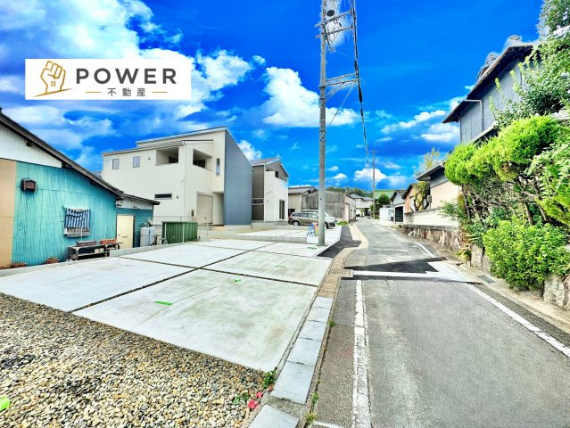 リーブルガーデン　瀬戸市今林町　全3棟の前面道路含む現地写真|十分な幅が確保されており、車の出し入れもスムーズ。お子様の送り迎えなど、日常の動作も快適に行えます。									
									