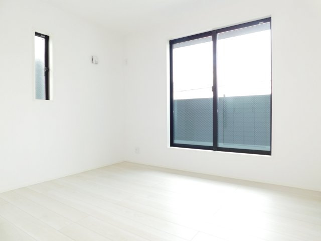 名古屋市東区矢田３丁目の新築一戸建の洋室|◇洋室◇　　明るい洋室６．３帖　全居室収納完備！　バルコニー利用可♪