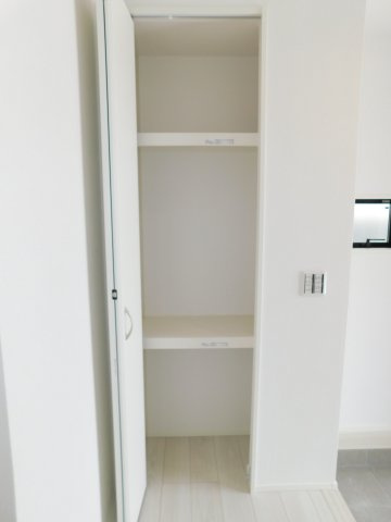 名古屋市東区矢田３丁目の新築一戸建の収納|◇１階ホール収納◇　　アウトドア用品などが片付く棚付きの収納完備！　　