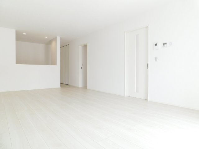 名古屋市東区矢田３丁目の新築一戸建の居間・リビング|◇リビング◇　　明るく広いリビング１９．９帖　キッチン横にパントリー完備！