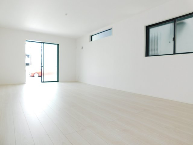 名古屋市東区矢田３丁目の新築一戸建の居間・リビング|◇リビング◇　　明るく広いリビング１９．９帖　白を基調にした開放感のある快適なリビング♪