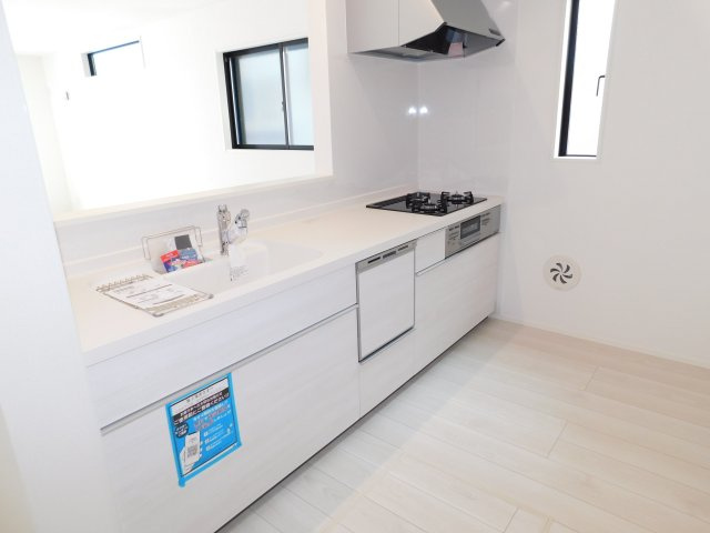 名古屋市東区矢田３丁目の新築一戸建のキッチン|◇キッチン◇　　対面式キッチン・人造大理石カウンター・お手入れらくらくシンク・浄水器一体型水栓・Sｉセンサーコンロ（３口）・食器洗浄乾燥機・ソフトモーションレール・床下収納庫