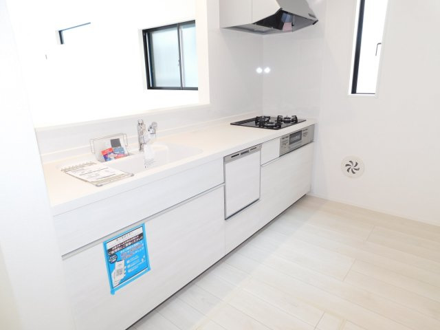 名古屋市東区矢田３丁目の新築一戸建のキッチン|◇キッチン◇　　対面式キッチン・人造大理石カウンター・お手入れらくらくシンク・浄水器一体型水栓・Sｉセンサーコンロ（３口）・食器洗浄乾燥機・ソフトモーションレール・床下収納庫