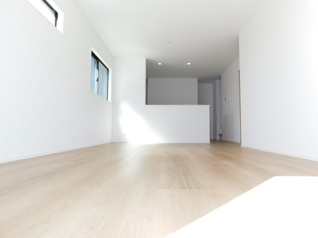 名古屋市東区矢田４丁目の新築一戸建の居間・リビング|◇リビング◇　　南面で明るく広いリビング１８．８帖　足元から均等に温まる床暖房付き！