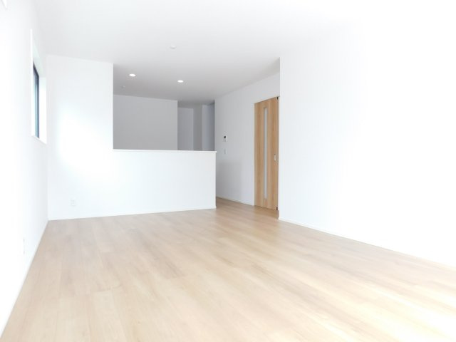 名古屋市東区矢田４丁目の新築一戸建の居間・リビング|◇リビング◇　　南面で明るく広いリビング１８．８帖　会話が弾む対面キッチン♪