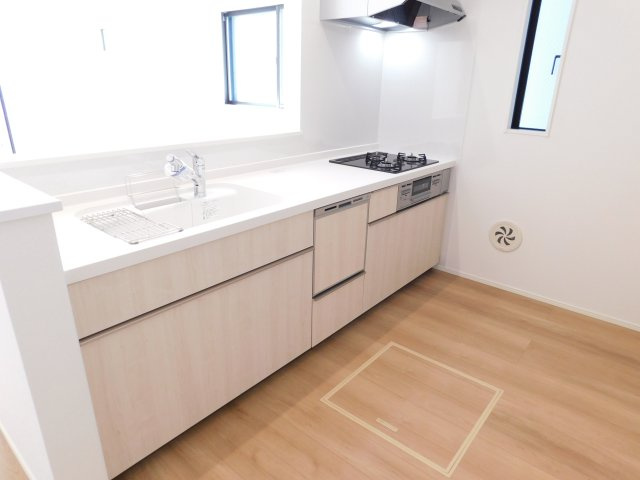 名古屋市東区矢田４丁目の新築一戸建のキッチン|◇キッチン◇　　対面式キッチン・人造大理石カウンター・お手入れらくらくシンク・浄水器一体型水栓・Sｉセンサーコンロ（３口）・食器洗浄乾燥機・ソフトモーションレール・床下収納庫