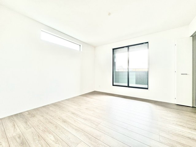 グラファーレ　西尾市今川町の洋室|収納も充実した主寝室で、夫婦のプライベート空間をゆったりと確保できます。