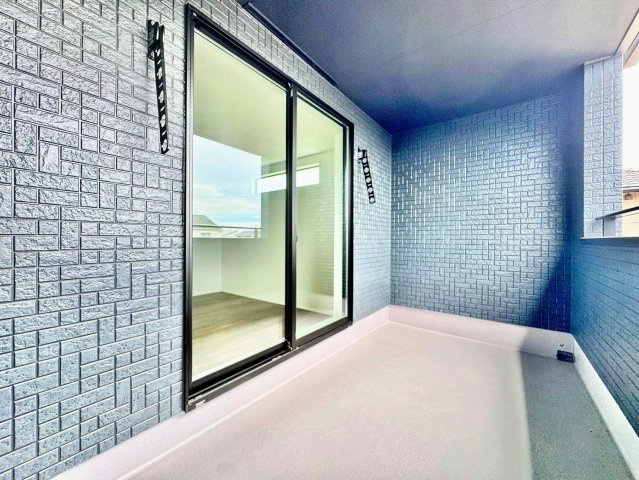 グラファーレ　西尾市今川町のバルコニー|洗濯物もゆったり干せるバルコニー。日々の家事がちょっと楽になる、うれしいポイントです。									
									