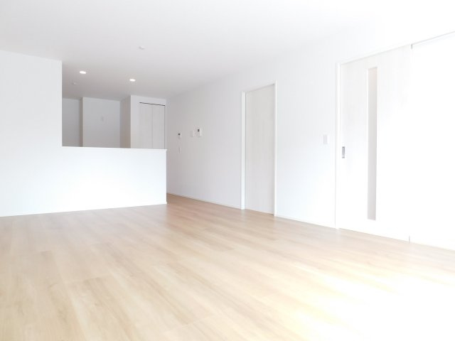 名古屋市東区矢田４丁目の新築一戸建の居間・リビング|◇リビング◇　　南面で明るく広いリビング１９．４帖　キッチン横に収納完備！