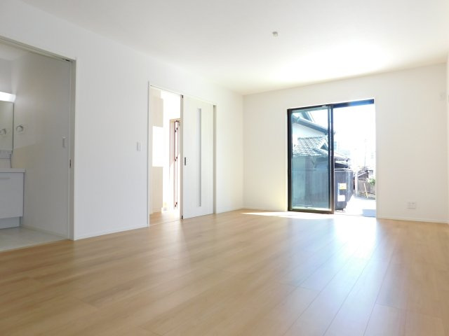 名古屋市東区矢田４丁目の新築一戸建の居間・リビング|◇リビング◇　　南面で明るく広いリビング１９．４帖　インテリアが映えるワイドリビング♪