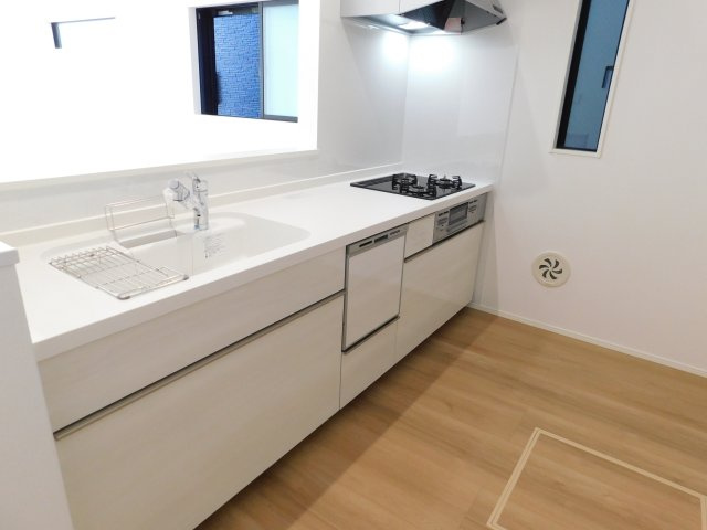 名古屋市東区矢田４丁目の新築一戸建のキッチン|◇キッチン◇　　対面式キッチン・人造大理石カウンター・お手入れらくらくシンク・浄水器一体型水栓・Sｉセンサーコンロ（３口）・食器洗浄乾燥機・ソフトモーションレール・床下収納庫