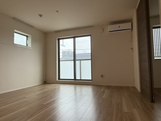 Ｒｅｓｉｄｅｎｃｅ　ｋｏｔｏｂｕｋｉの居間・リビング|同建物別室参考写真
