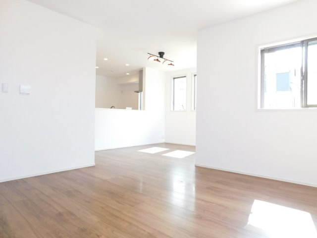名古屋市天白区植田山４丁目の中古一戸建の居間・リビング|◇リビング◇　　明るいリビング約１６．８帖　リビングとダイニングを別空間にすることで、食事とくつろぎのスペースを明確に分け、プライバシーや生活リズムを整えやすくなります♪