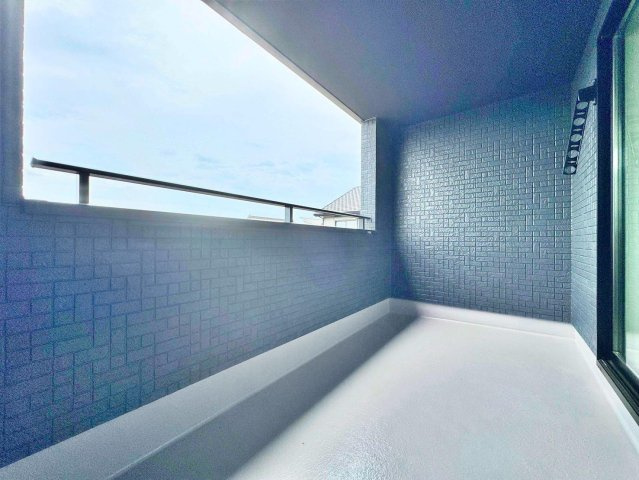 グラファーレ　西尾市今川町のバルコニー|開放感のあるインナーバルコニー空間。上品なくつろぎのひとときをお楽しみいただけます。									
									