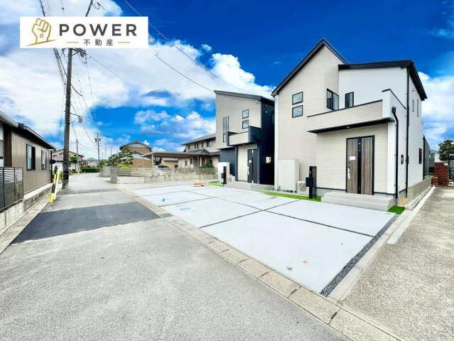 グラファーレ　西尾市今川町の前面道路含む現地写真|十分な幅が確保されており、車の出し入れもスムーズ。お子様の送り迎えなど、日常の動作も快適に行えます。