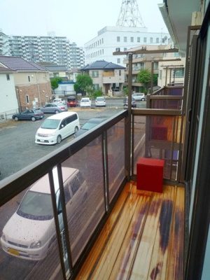 上部に洗濯物が干せるバルコニーです♪
