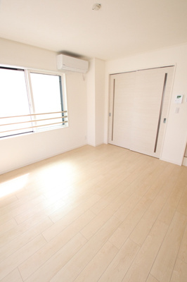 白が基調の優しい雰囲気のお部屋です。