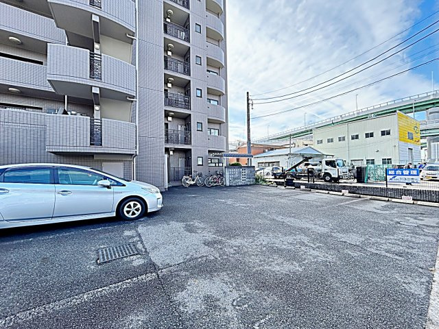 エスポワール丸新の駐車場