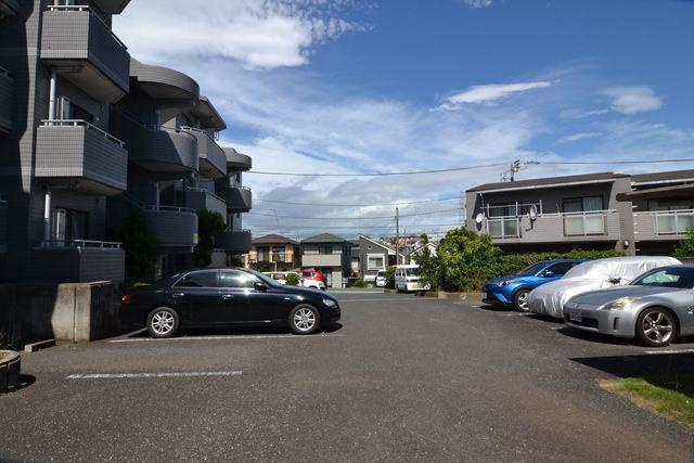 ロイヤル二俣川Ｂ棟の駐車場