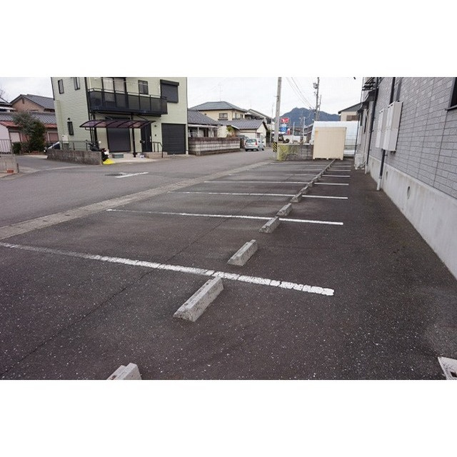 アヴェニール幸B棟の駐車場