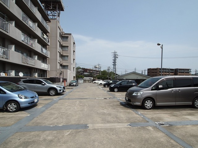 リヴェール三室の駐車場