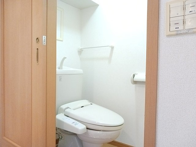 ウエスト・モンターニュＡのトイレ|落ち着いた色調のトイレです
