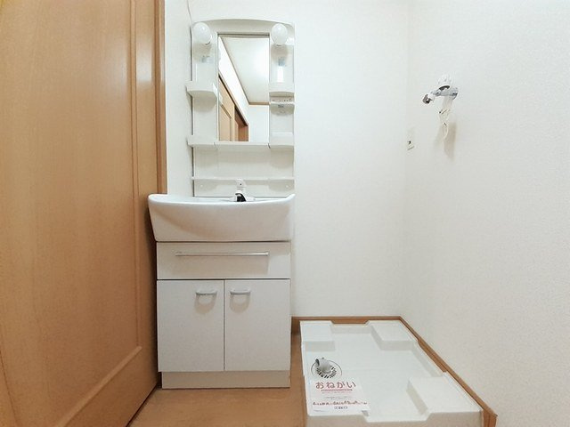 ウエスト・モンターニュＢの洗面所|明るい洗面所です