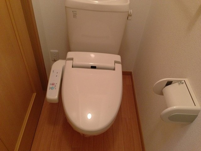 ベルズかたかごＢのトイレ|落ち着いた色調のトイレです