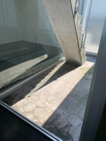 TOKIMEKIビルのバルコニー