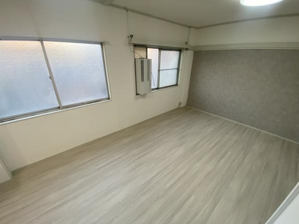 昭和マンションのエントランス|洋室