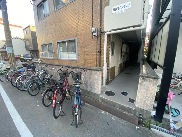 昭和マンションのエントランス|建物前