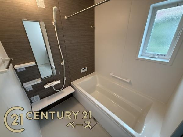 ファーストタウン五条畑 ２号棟 ／新築一戸建の浴室|■ゆったりしたサイズの浴室！足を伸ばしての入浴は疲れも癒してくれます！